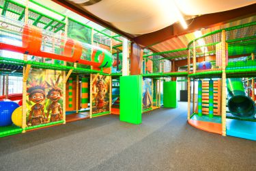 Kinder spielen im Indoorspielplatz Spielparadies Brakel