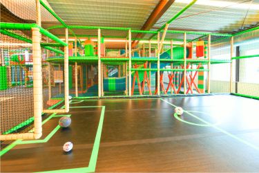 Spielbereich mit Kletter- und Tobemöglichkeiten im Spielparadies Brakel
