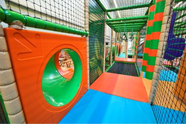 Kletterelemente und Spielflächen im Spielparadies Brakel
