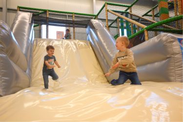 Indoorspielplatz mit sicheren Spielgeräten im Spielparadies Brakel